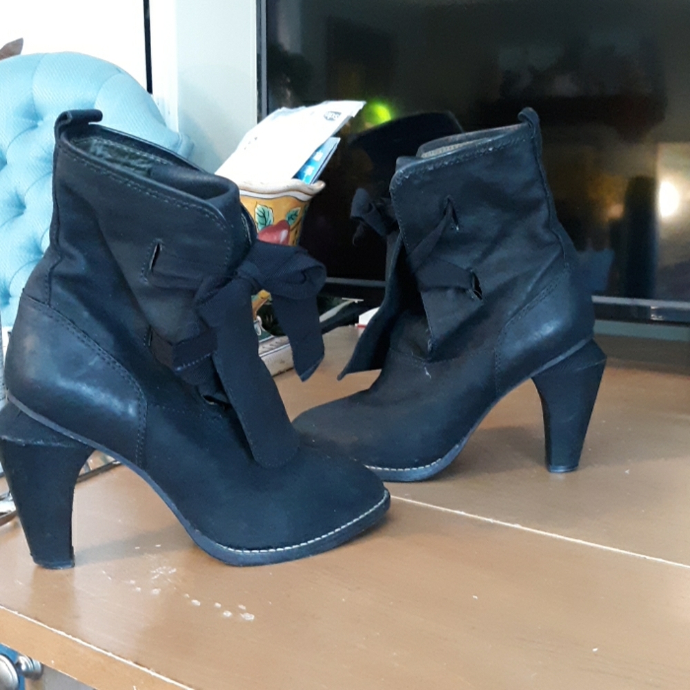 United Bamboo lace up chunky heel booties